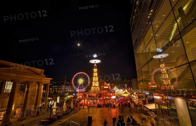 Night view, Christmas market with Christmas pyramid, reflection in the art museum, cube, Ferris wheel, Neues SchloÃŸplatz, Königsbau, Christmassy, Stuttgart, Baden-WÃ¼rttemberg, Germany