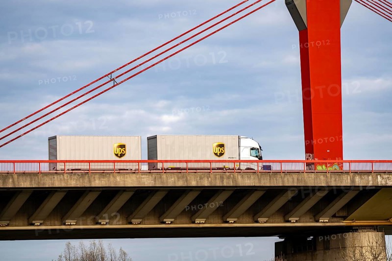 Truck, truck with trailer, from the logistics company UPS, United Parcel Service, courier company, parcel deliveries, A42 bridge across the Rhine near Duisburg-Beeckerwerth