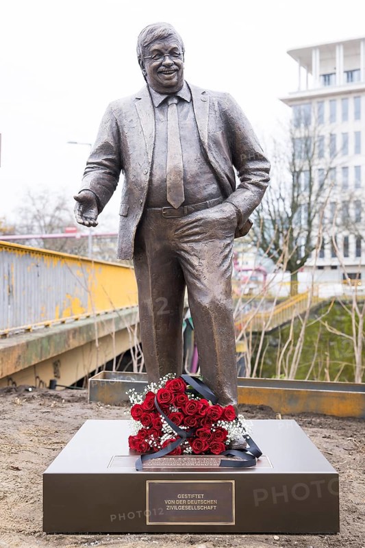Walter LÃ¼bcke memorial with red roses and a mourning ribbon at the erection of Walter LÃ¼bcke Platz in front of the Konrad Adenauer Haus, the party headquarters of the Christian Democratic Union (CDU) on 2 December 2025. The square was erected by the Centre for Political Beauty (ZPS) and approved by the Berlin Mitte district authority for two years. Walter LÃ¼bcke was a member of the Hessian state parliament for the CDU and was murdered by an AfD supporter on 2 June 2019