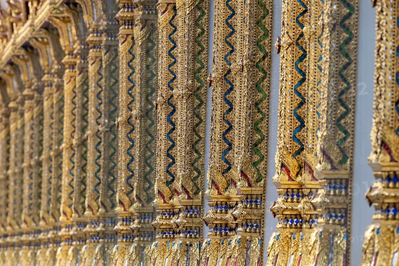 Columns with mosaic decorations (Lai Kranok), also: golden, mosaic-decorated Thai temple columns (Sao), decorated in the Lai Kranok style, typical of Rattanakosin architecture (Bangkok style), on the outer faÃ§ade of the Ubosot (ordination hall), Wat Chana Songkhram, Phra Nakhon, Bangkok, Thailand