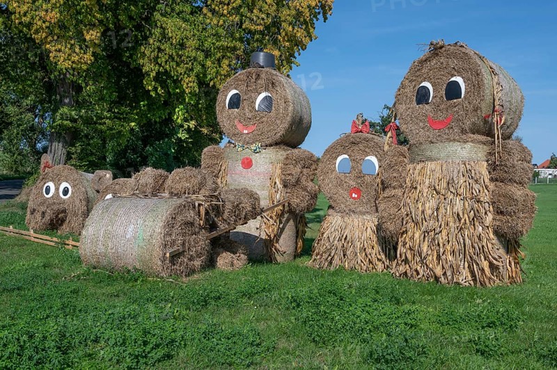 Straw figures for the 25th Thanksgiving on September 13, 2025 in Wedendorf, Mecklenburg-Western Pomerania, Germany