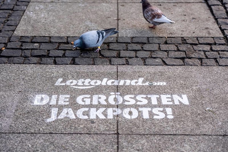 Guerrilla marketing, advertising for the gambling provider, intermediary Lottoland.com, in Germany the company has no concession, does not organize its own gambling games, bets on other lotteries, is considered illegal in Germany, Berlin, Germany