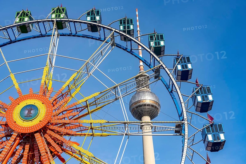 Christmas market am Park am Berliner Fernsehturm, Ferris wheel, Fernsehturm dome, Berlin, Germany