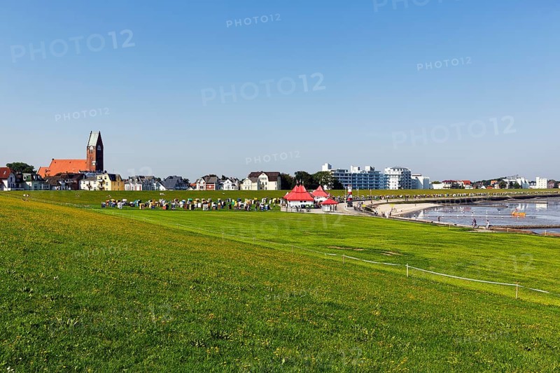 GrÃ¼nstrand, beach chairs, church and apartment houses, GrimmershÃ¶rnbucht, Elbe estuary, North Sea coast, Cuxhaven, Germany