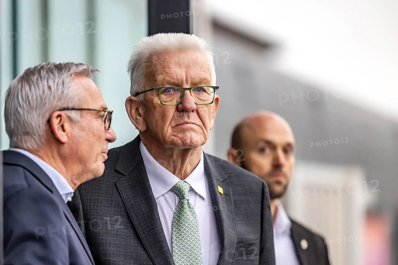 Annual event on the BW Automotive Industry Strategy Dialogue (SDA) in Stuttgart. Winfried Kretschmann, (Greens, Minister-President BW) and Thomas Strobl (left, CDU, Minister of the Interior BW) . Automotive industry conference. Stuttgart, Baden-WÃ¼rttemberg, Germany