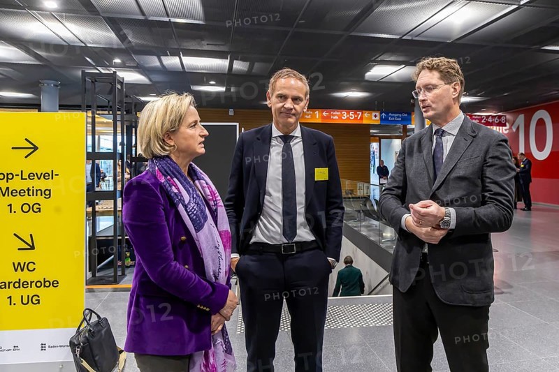Annual event on the BW Automotive Industry Strategy Dialogue (SDA) in Stuttgart. Nicole Hoffmeister-Kraut (CDU, Minister of Economic Affairs BW) talking to Oliver Blume (CEO Porsche AG and Volkswagen AG) and Ola KÃ¤llenius (CEO of Mercedes-Benz Group AG) . Automotive industry conference. Stuttgart, Baden-WÃ¼rttemberg, Germany