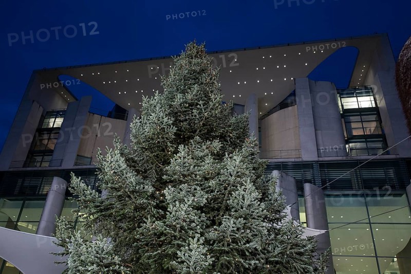 Illuminated Christmas tree on the evening in front of the Federal Chancellery, Berlin, 28.11.2025