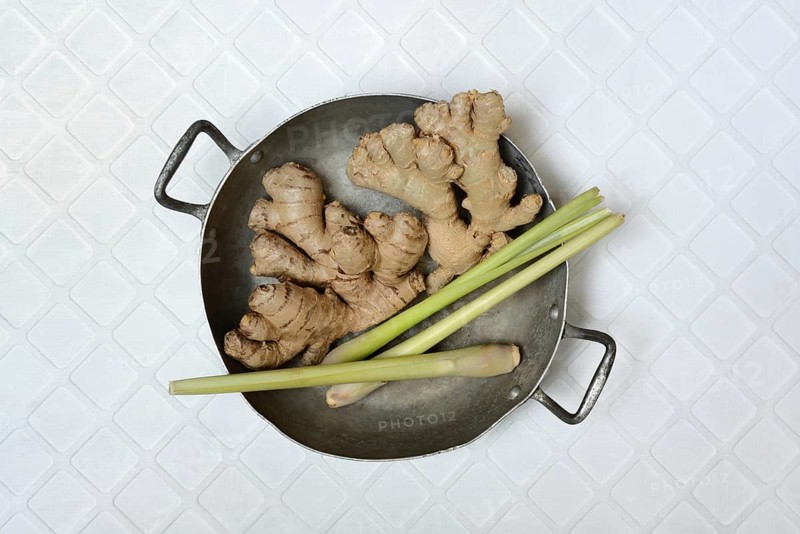 Ginger, ginger tubers and lemongrass with peel