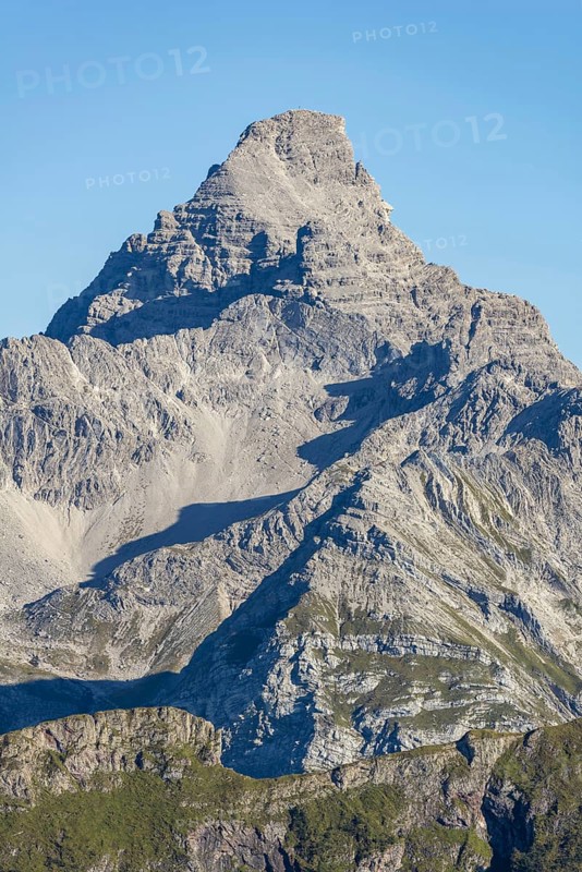 Mountain panorama from the Koblat-HÃ¶henweg on the Nebelhorn across the Obertal with lush green meadows to the Hochvogel and Rosszahn group with the Hochvogel, 2592m, AllgÃ¤u, Bavaria, Germany