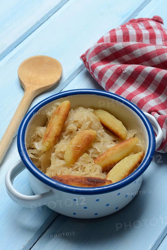 Fried puff noodles with sauerkraut in pots