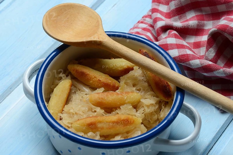 Fried puff noodles with sauerkraut in pots
