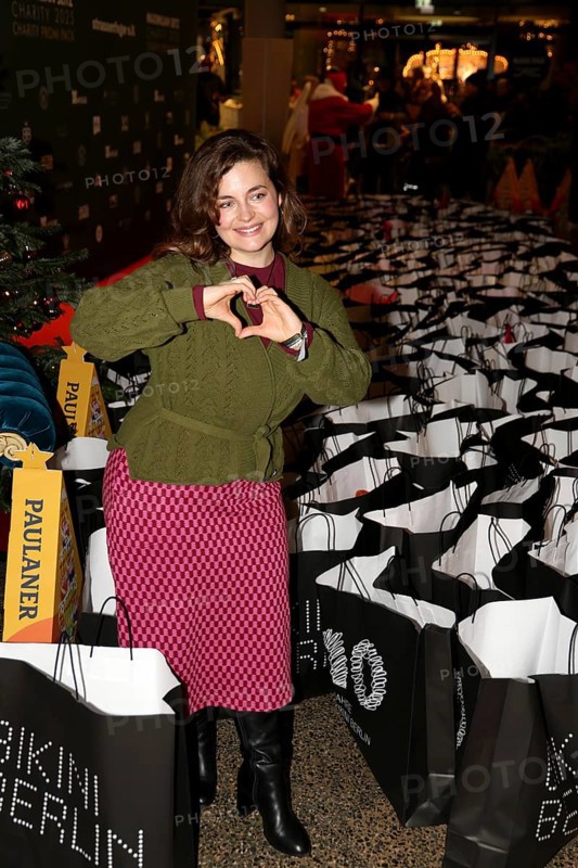 Ronja Forcher, 5th Charity Celebrity Pack 2025 campaign for street sweeps e.V. at Bikini Berlin, 26.11.2025