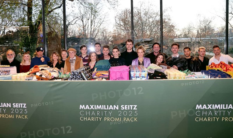 Prminente pack Christmas bags, 5th Charity Celebrity Pack 2025 campaign for street sweeps e.V. in Bikini Berlin, 26.11.2025