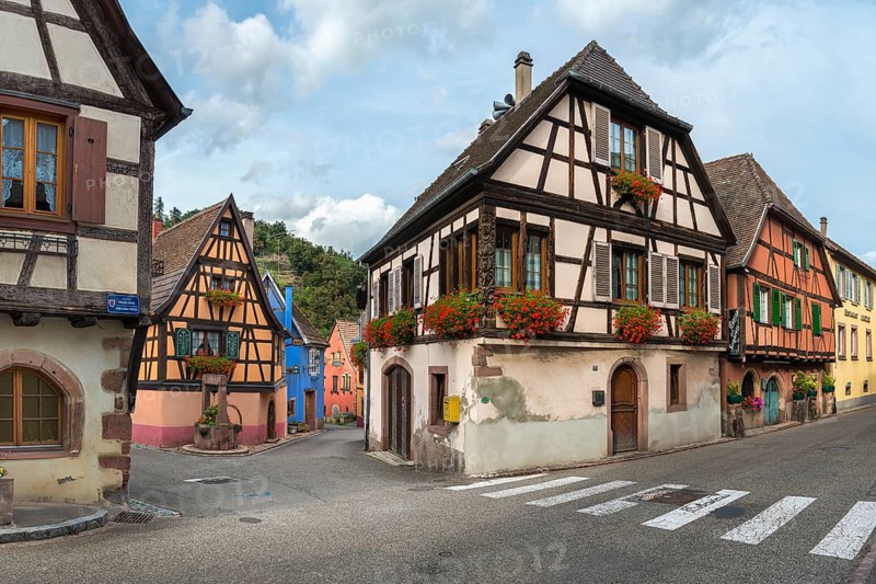 Half-timbered houses passing through Niedermorschwihr, Ellsass