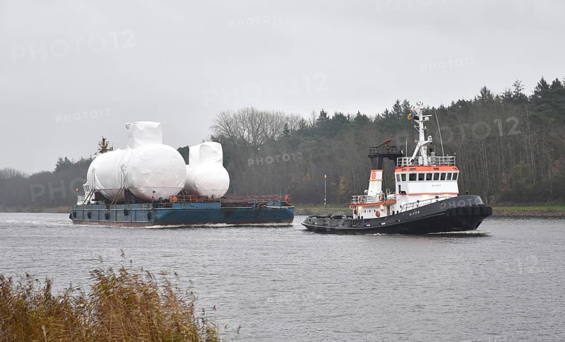 Tugboats bring heavy transport, pontoon, through the Kiel Canal, NOK, Kiel Canal, Kiel Canal, Schleswig-Holstein, Germany