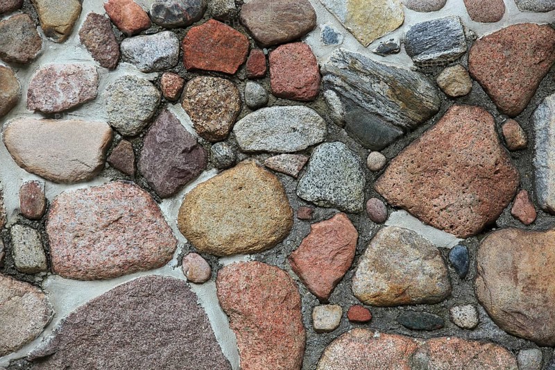 Wall made of stones in various shapes and pastel colors