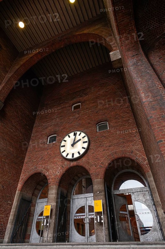 Main entrance to Stuttgart railway station faÃ§ade in 2015