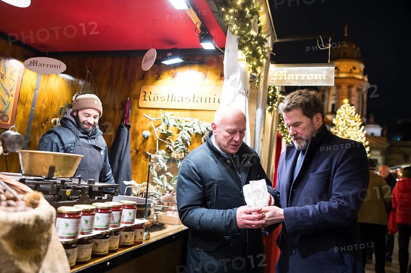 Kai Wegner, Governing Mayor of Berlin, with roasted chestnuts at the Christmas market WeihnachtsZauber Gendarmenmarkt on the Gendarmenmarkt, Berlin, 24.11.2025