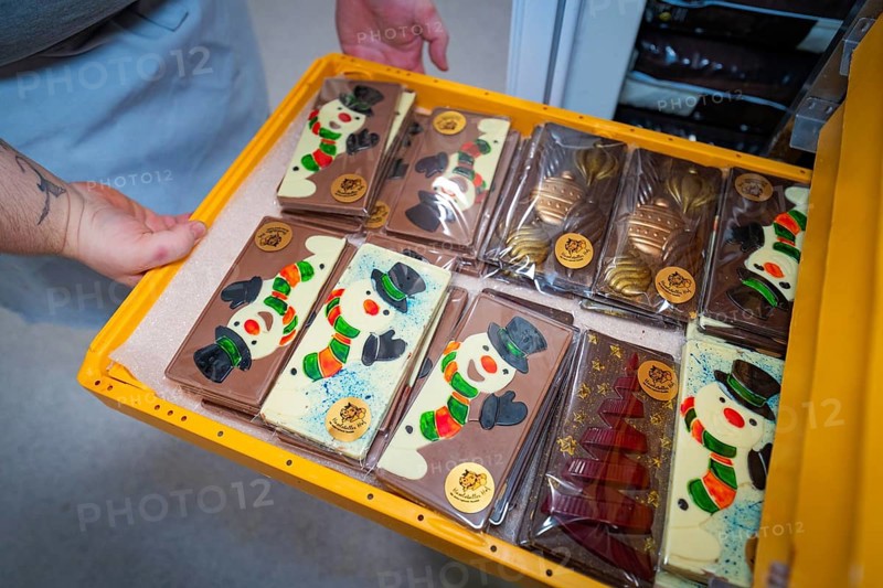 Colourful chocolate bars with snowman motifs in a gift box on the sales shelf, Christmas baking, Haselstaller Hof, Wildberg, Calw district, Germany