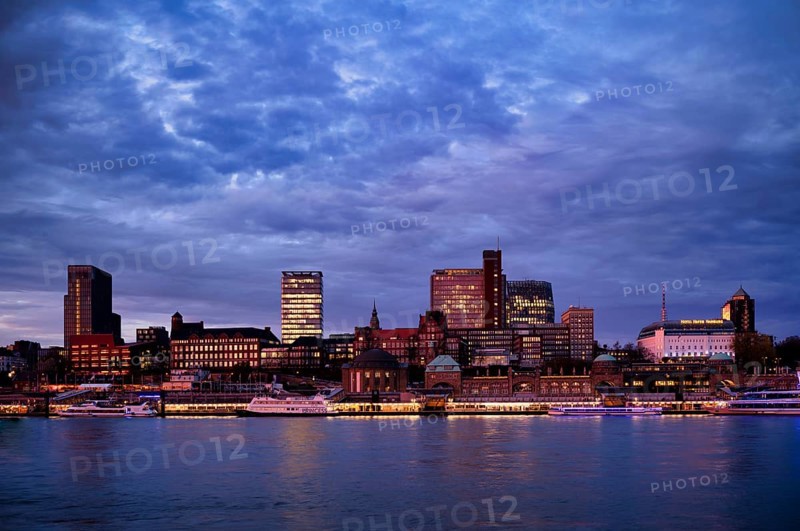 Excursion boats, Hotel Hafen Hamburg, LandungsbrÃ¼cken, Free and Hanseatic City of Hamburg, evening light, twilight, Germany