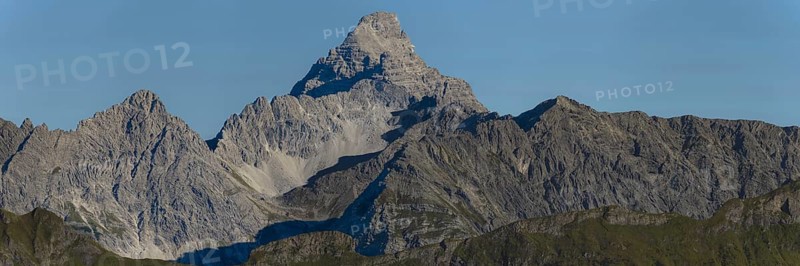Mountain panorama from the Koblat-HÃ¶henweg on the Nebelhorn across the Obertal with lush green meadows to the Hochvogel and Rosszahn group with the Hochvogel, 2592m, AllgÃ¤u, Bavaria, Germany