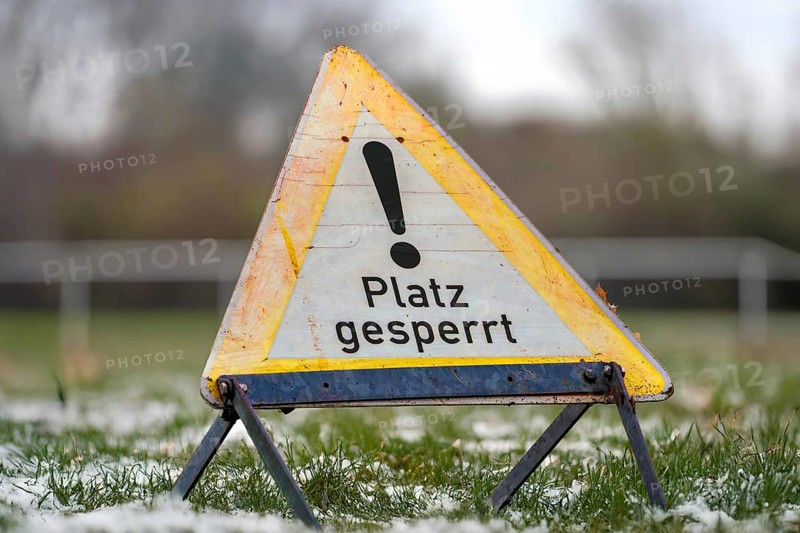 Sign with the inscription SPACE BLOCKED on a sports field (symbolic image, digitally reworked)