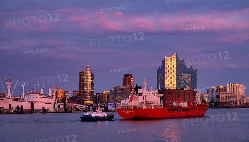 Trawler Wilhelmine Essberger, freight ship, sails across the Norderelbe in front of Elbe Philharmonic Hall, Elphie, museum ship Cap San Diego, Columbus House, Hafencity, Kehrwiederspitze, residential complex The Crown, Free and Hanseatic City of Hamburg, evening light, twilight, Germany
