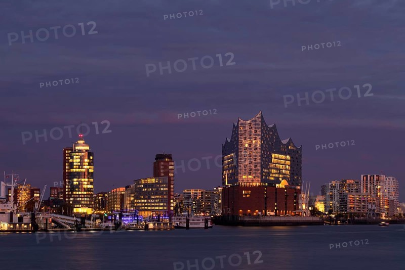 View over the Norderelbe to Elbe Philharmonic Hall, Elphie, Columbus House, Hafencity, Kehrwiederspitze, The Crown residential complex, Free and Hanseatic City of Hamburg, blue hour, evening light, twilight, Germany