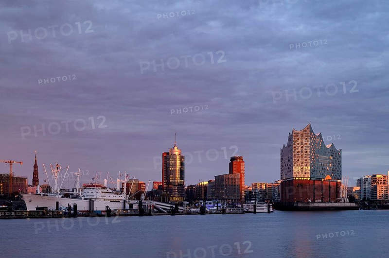 View over the Norderelbe to Elbe Philharmonic Hall, Elphie, museum ship Cap San Diego, Columbus House, Hafencity, Kehrwiederspitze, Free and Hanseatic City of Hamburg, evening light, twilight, Germany