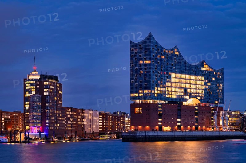 View over the Norderelbe to Elbe Philharmonic Hall, Elphie, Columbus House, Hafencity, Kehrwiederspitze, Free and Hanseatic City of Hamburg, blue hour, evening light, twilight, Germany