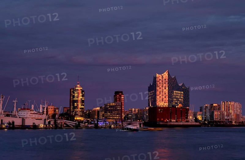 View over the Norderelbe to Elbe Philharmonic Hall, Elphie, museum ship Cap San Diego, Columbus House, Hafencity, Kehrwiederspitze, residential complex The Crown, Free and Hanseatic City of Hamburg, evening light, twilight, Germany