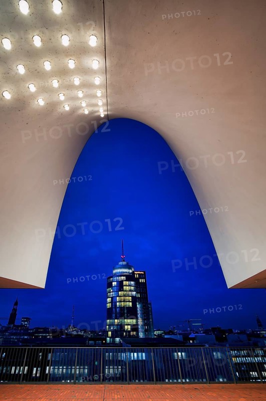 View from the Plaza, observation deck, terrace, the Elbe Philharmonic Hall, Elphie, of Columbus House, Hafencity, Free and Hanseatic City of Hamburg, blue hour, twilight, Germany
