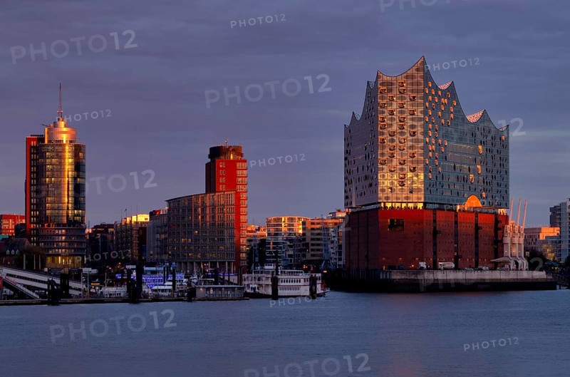 View over the Norderelbe to Elbe Philharmonic Hall, Elphie, Columbus House, Hafencity, Kehrwiederspitze, Free and Hanseatic City of Hamburg, evening light, twilight, Germany