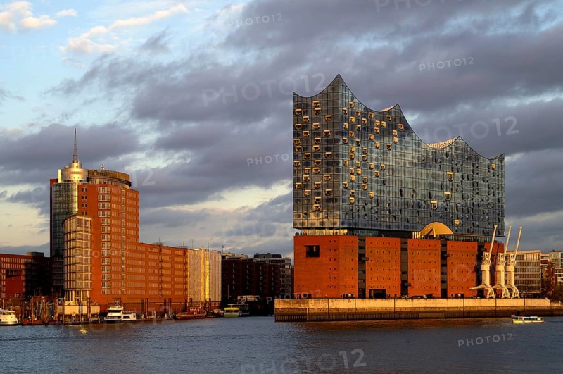 View over the Norderelbe to the Elbe Philharmonic Hall, Elphie, Columbus House, Hafencity, Kehrwiederspitze, Free and Hanseatic City of Hamburg, evening light, golden hour, Germany