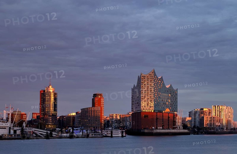 View over the Norderelbe to Elbe Philharmonic Hall, Elphie, Columbus House, Hafencity, Kehrwiederspitze, The Crown residential complex, Free and Hanseatic City of Hamburg, evening light, twilight, Germany