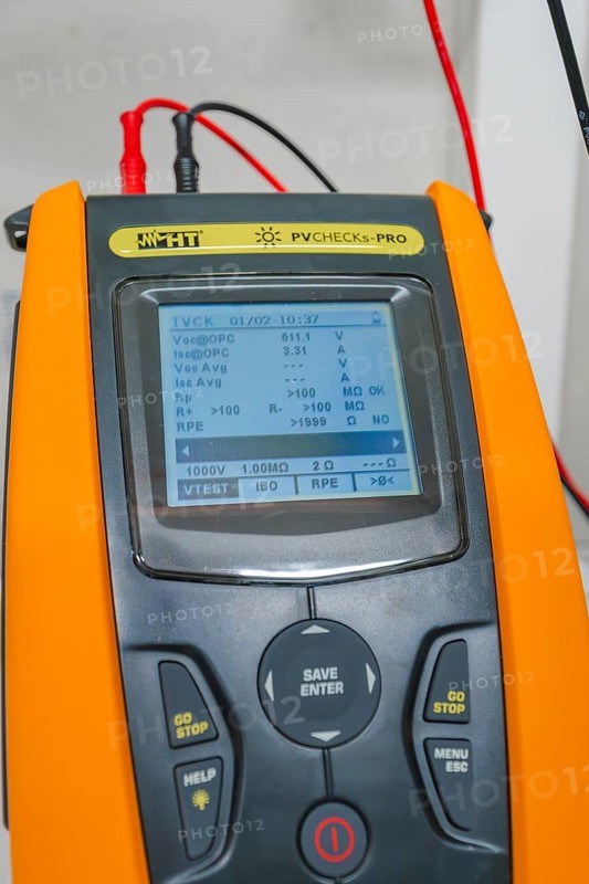 Measurement device shows electrical measurements for solar systems
