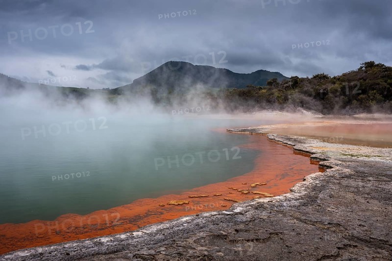 The champagne pool in the Waiotapu geothermal area (Wai-O-Tapu) . Waiotapu, Waikato, North Island, New Zealand