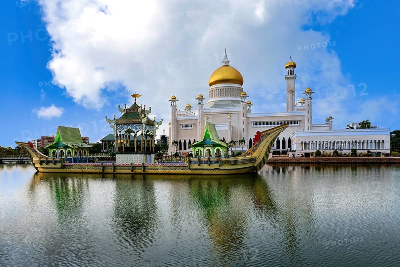 Masjid Omar Ali Saifuddien Mosque and the ceremonial stone barge, Bandar Seri Begawan, Brunei