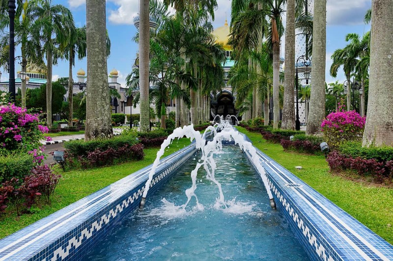 Jame' Asr Hassanil Bolkiah Mosque, King's entrance garden and fountain, Bandar Seri Begawan, Brunei