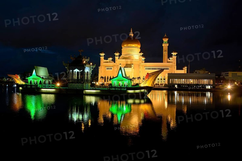 Masjid Omar Ali Saifuddien Mosque and the ceremonial stone barge at night, Bandar Seri Begawan, Brunei