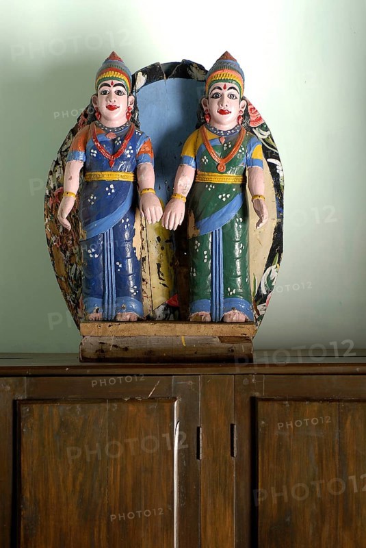 Two painted wooden female figures in traditional South Indian clothing, sari, standing on a closet, Serenity boutique hotel, Malabar Escapes, Kerala, India