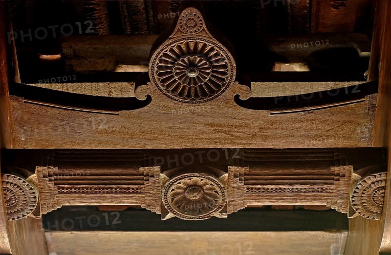 Artistic carvings, wooden roof structure, Heritage Hotel Privacy, Vembanad Lake, Kerala, India