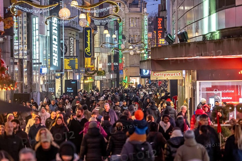 The Westenhellweg in Dortmund, pedestrian zone, city center, busy shopping street in mid-November, North Rhine-Westphalia, Germany