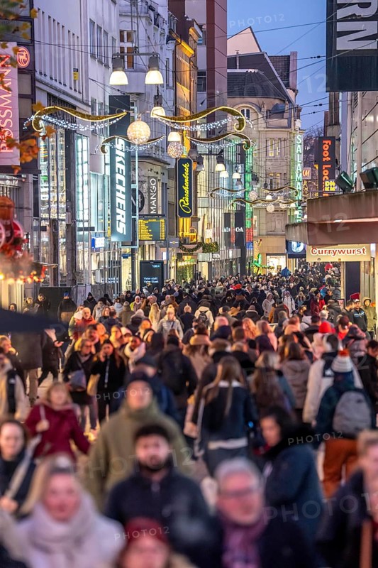 The Westenhellweg in Dortmund, pedestrian zone, city center, busy shopping street in mid-November, North Rhine-Westphalia, Germany