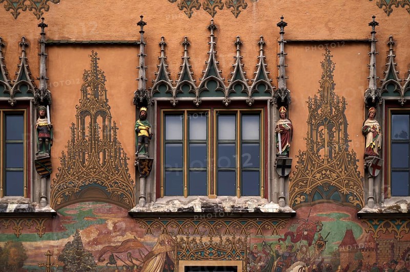 Painted faÃ§ade with 4 medieval human sculptures, fresco cycle, window, town hall, old town, Ulm, Baden-WÃ¼rttemberg, Germany