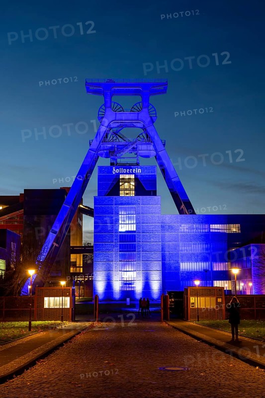 International Children's Rights Day, in addition buildings around the world are illuminated blue, over 60 in Germany, blue illumination for the worldwide action of the United Nations Children's Fund, UNICEF, here the UNESCO World Heritage Zeche Zollverein, the Doppelbock conveyor framework of Schacht XII, Essen, North Rhine-Westphalia
