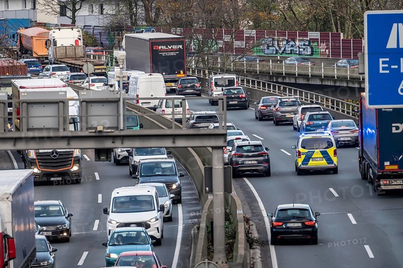 A40 motorway, Ruhrschnellweg, police car, patrol car during an emergency trip with flashing lights, functioning emergency lane, traffic jam on both roads, at the Ruhr expressway tunnel in Essen, rush hour traffic, AS Essen-Huttrop, NR, Germany