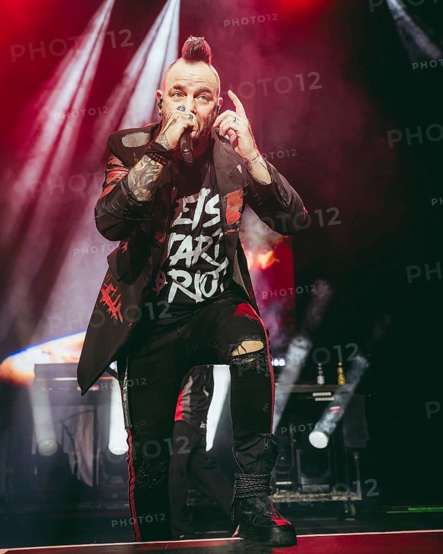 Singer Adam Gontier from Three Days Grace live on tour 25 at Berlin's Tempodrom on 19.11.2025