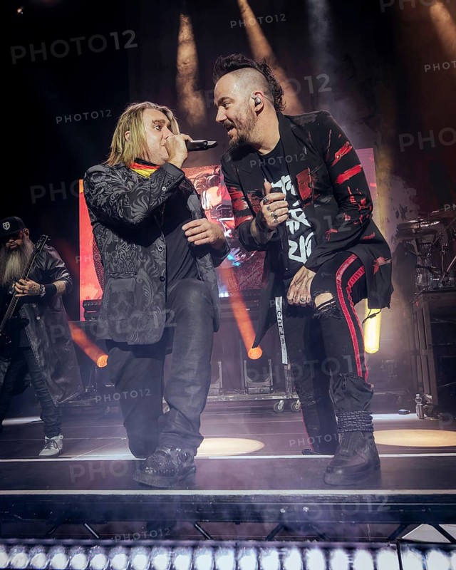 Singers Matt Walst and Adam Gontier from Three Days Grace live on tour 25 at Berlin's Tempodrom on 19.11.2025