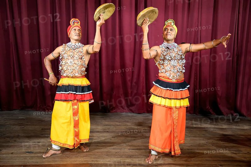 Kandi Lake Club Cultural Dance Show, Plate juggler, Kandy, Sri Lanka